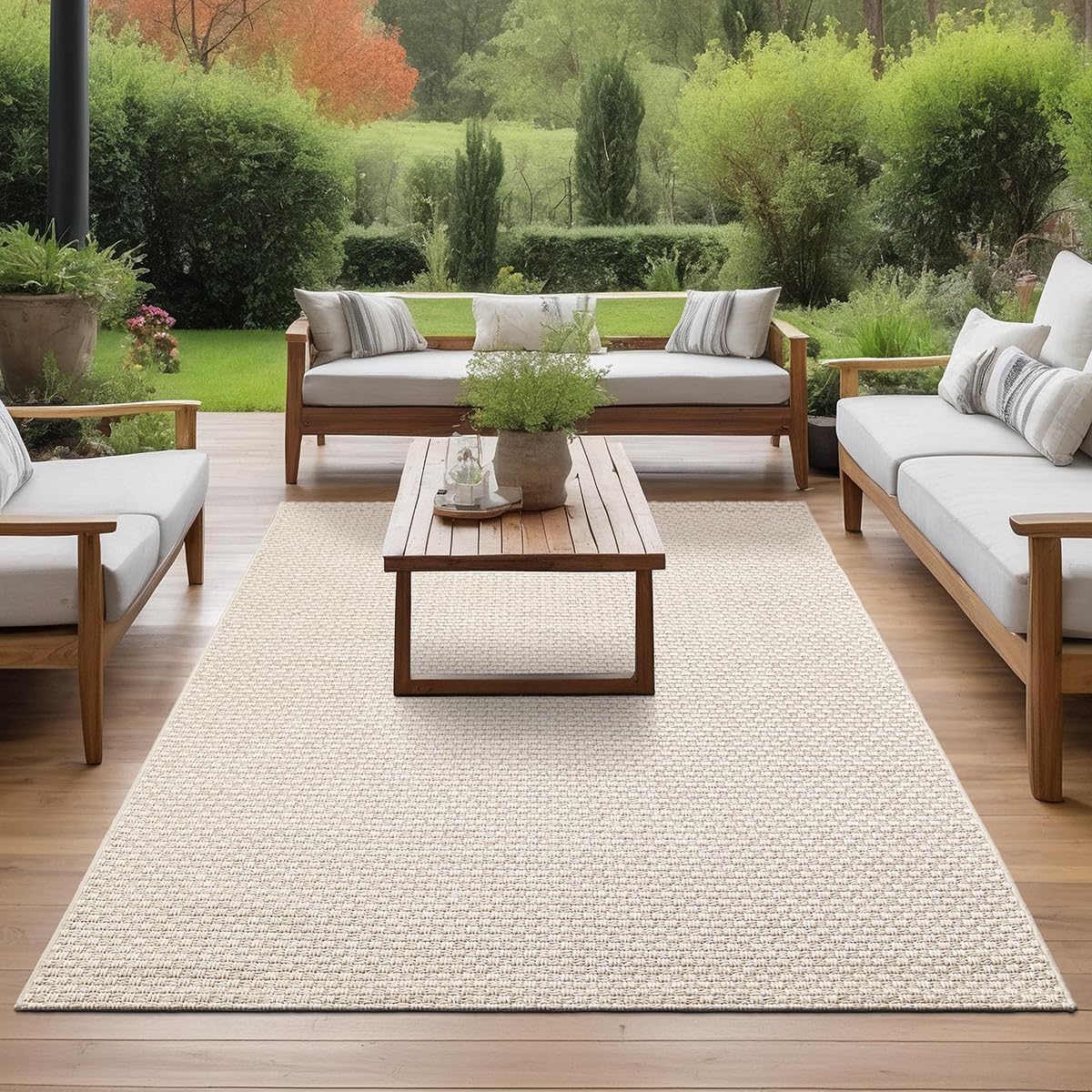 Piccolo living outdoor in stile boho: tappeti, lanterne e piante per un terrazzo accogliente