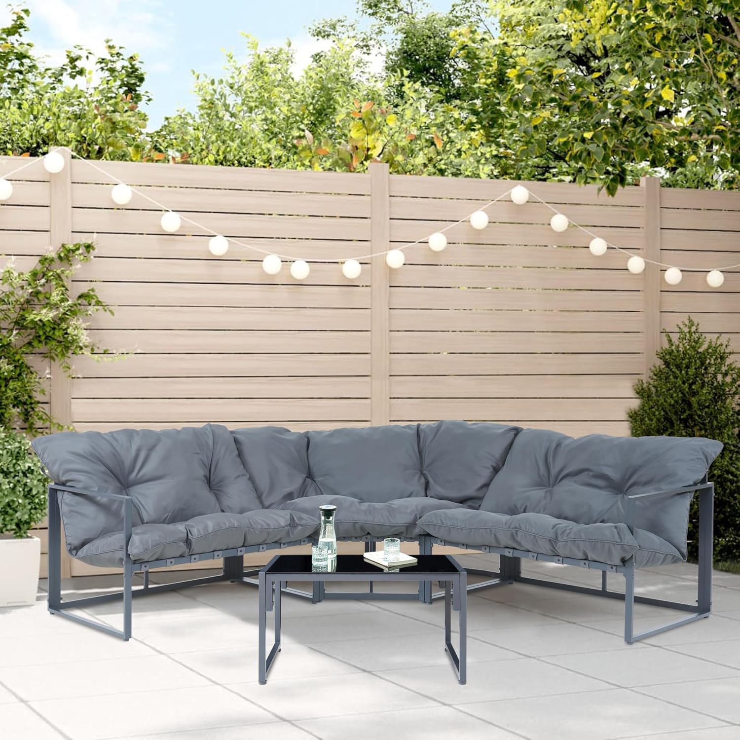 Divano modulare da giardino: come progettare una zona relax intorno alle fioriere primaverili