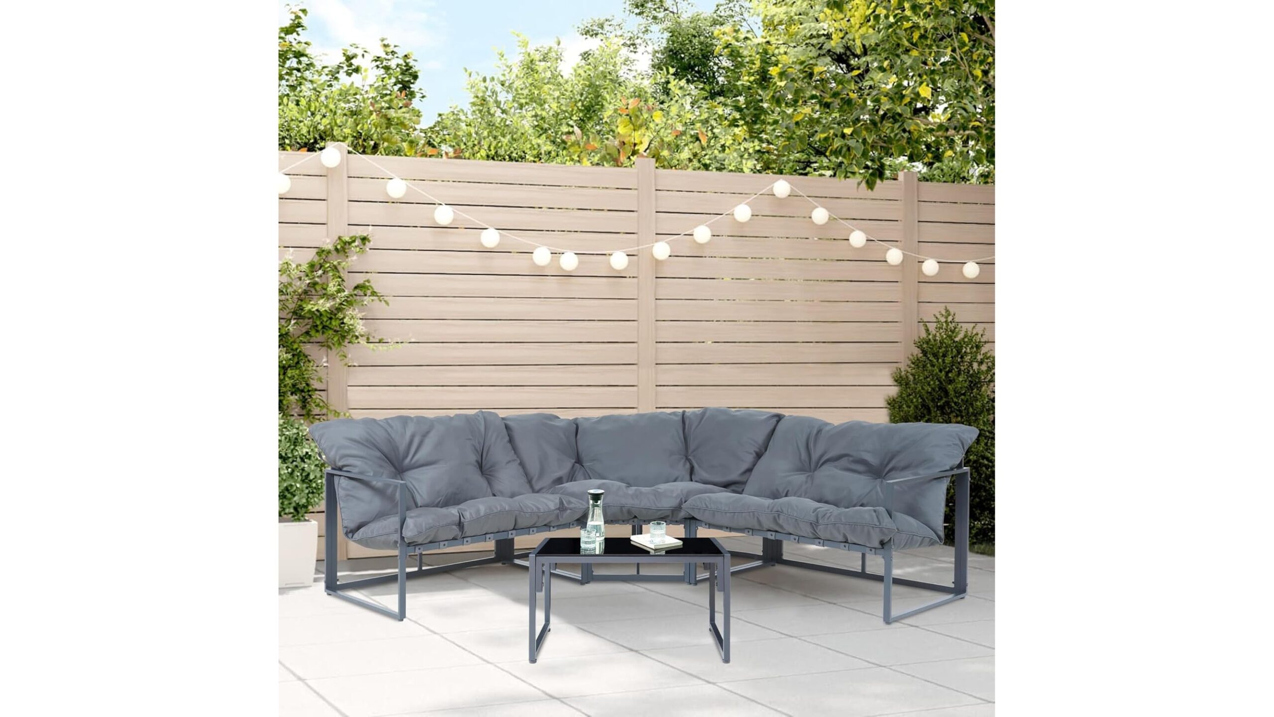 Divano modulare da giardino: come progettare una zona relax intorno alle fioriere primaverili